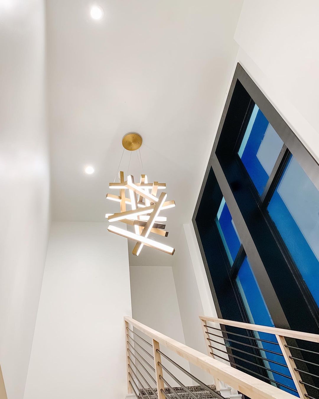 Moderne verticale geometrische aluminium hanglamp voor trap/hal/hoog plafond 
