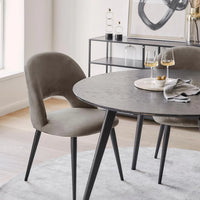 كرسي طعام بلمسة نهائية من القماش بتصميم بسيط حديث