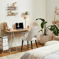 كرسي طعام بلمسة نهائية من القماش بتصميم بسيط حديث