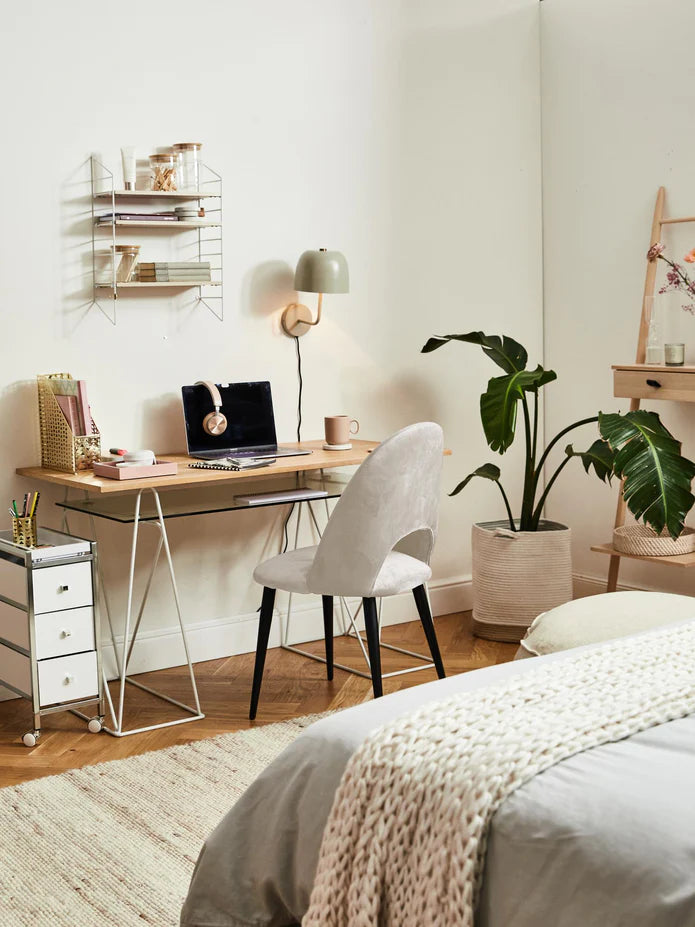 كرسي طعام بلمسة نهائية من القماش بتصميم بسيط حديث