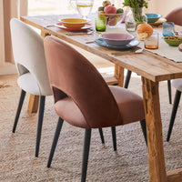 كرسي طعام بلمسة نهائية من القماش بتصميم بسيط حديث