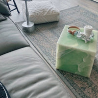 طاولة القهوة الرخامية ذات التصميم البسيط والفاخر