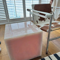 طاولة القهوة الرخامية ذات التصميم البسيط والفاخر