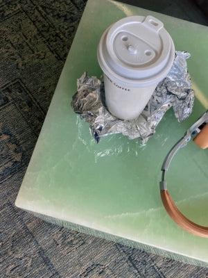 طاولة القهوة الرخامية ذات التصميم البسيط والفاخر