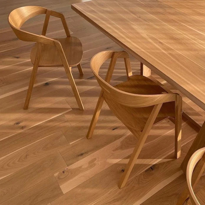 كراسي طعام خشبية بسيطة