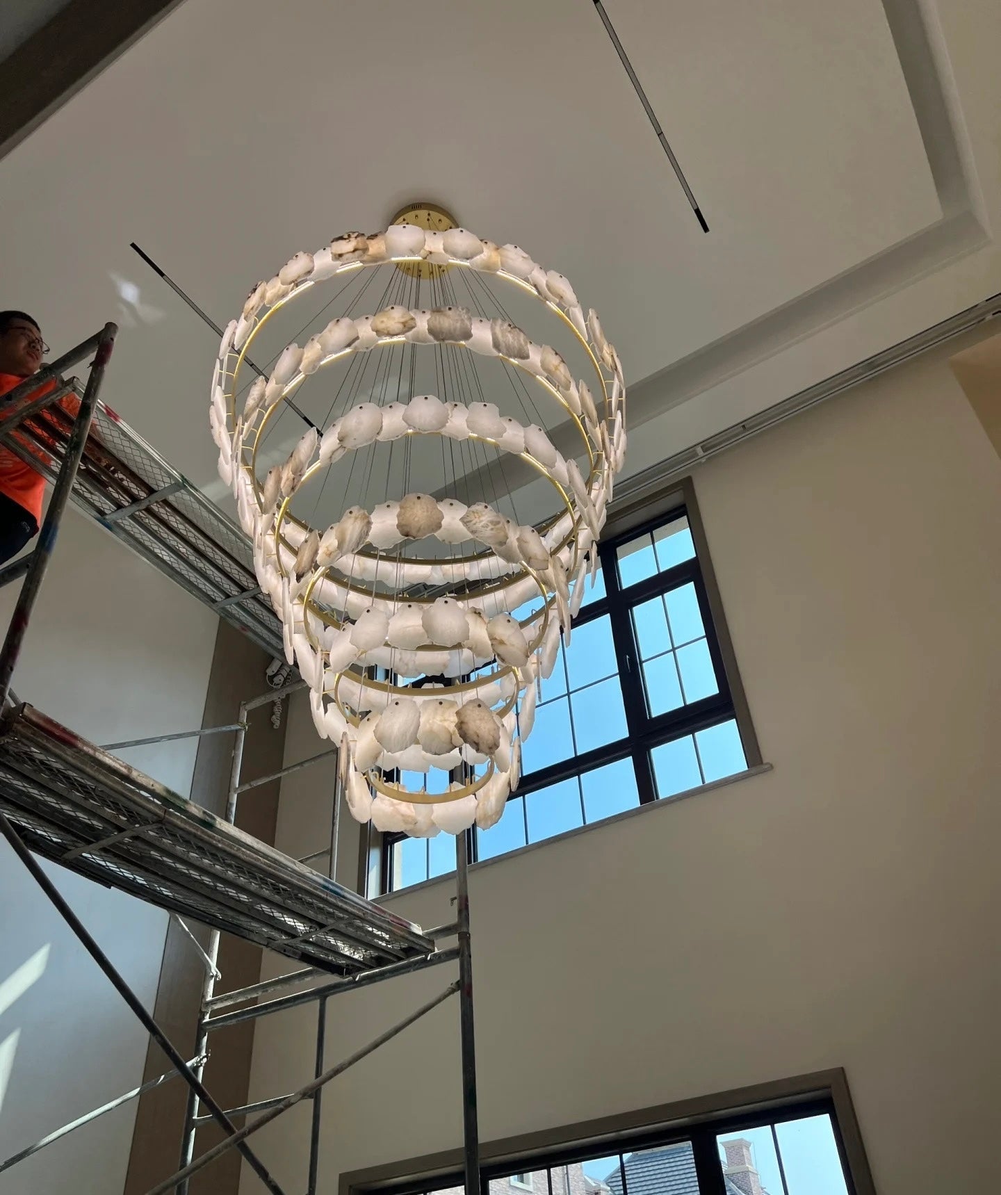 Moderne meerlaagse witte albasten kroonluchter voor trap/hal