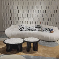 Rylight stijlvolle, wolkachtige, getextureerde bouclé stoffen gebogen bank 