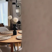 كرسي طعام بلمسة نهائية من القماش بتصميم بسيط حديث