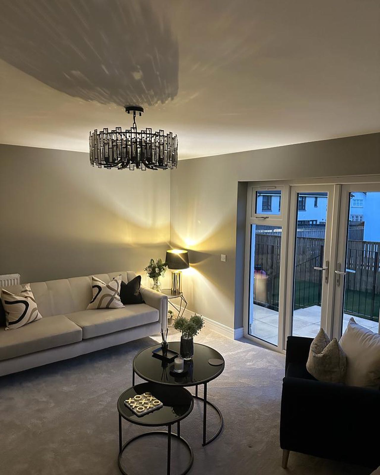 Rylight moderne ronde kroonluchter in zwarte afwerking met rechthoekige kristallen