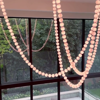 ثريا رايلايت بقلادة من اللؤلؤ