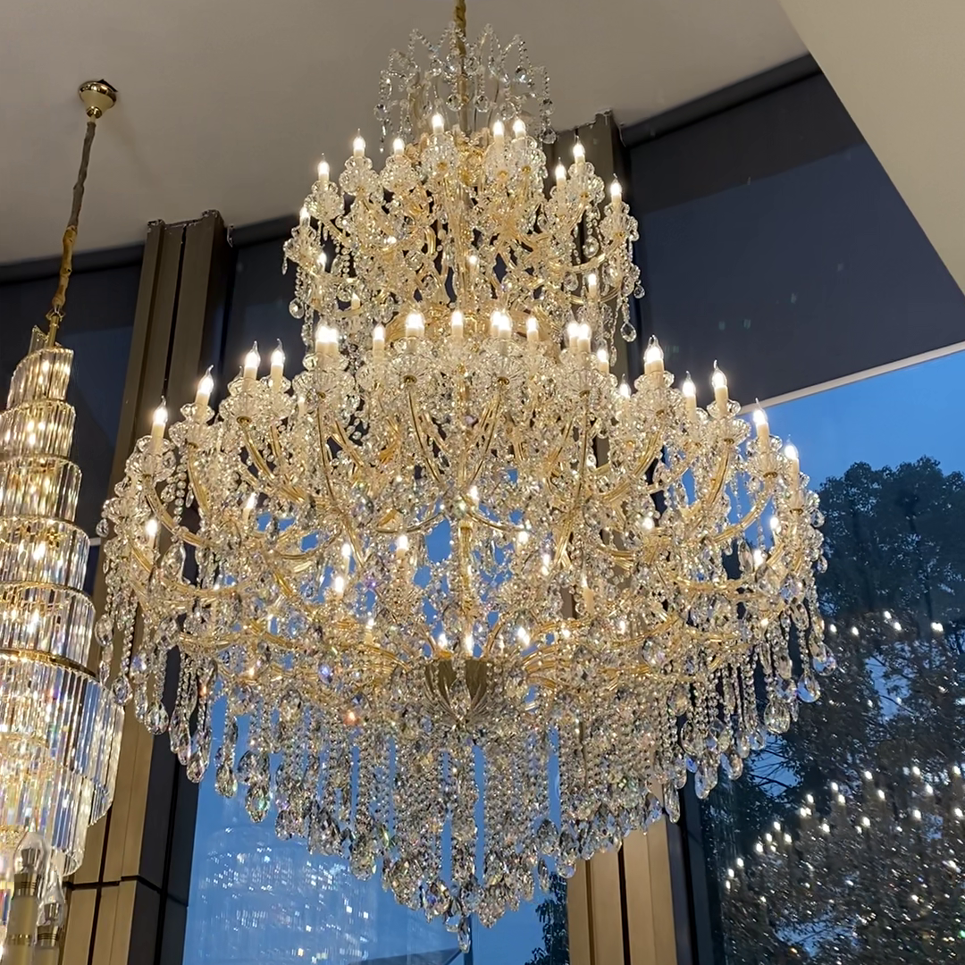 Extra grote kroonluchter met meerdere lagen in chroom/goudkleurige afwerking